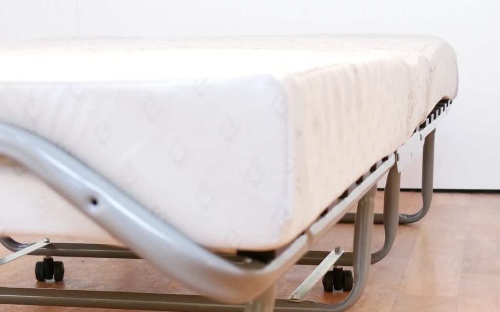 Chambre d'amis multifonction : le lit pliant comme solution gain de place